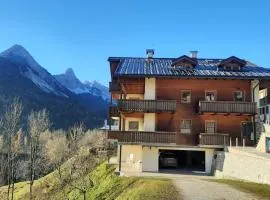 CAMPO BASE CADORE MANSARDA con park auto e garage moto