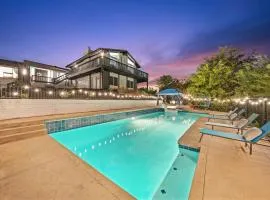 Entire Private Grand View, King Bed, Spacious, Parking, Available Now