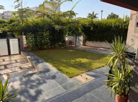 Madinaty - Luxury villa 3 bedrooms with Amazing private garden and free WIFI مدينتي - فيلا فندقيه فاخرة, hotel u gradu Madinaty