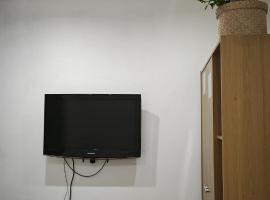 Private guest suite inside a family home with own entrance, kitchen, and bathroom, ξενοδοχείο σε High Wycombe