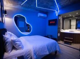 Deluxe Suite at The Bubbles Jacuzzi Rooms