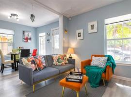 Winter Stay at Heritage Award winning home -Walk to 6th St, BBQ & Shops, hotel v destinaci Austin