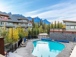 3BR Rockies Condo Heated Pool and Hot Tub, hótel í Canmore
