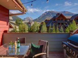Lovely 2BR Canmore Condo w Heated Pool and Hot Tub, hotel in Canmore