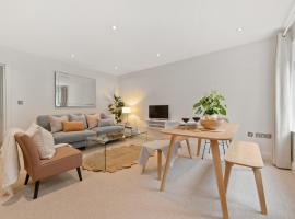 Modern home in Sunninghill, hotel en Ascot