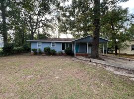 Minimalist-Modern Home with Keyless Entry and Parking，位于费耶特维尔的酒店