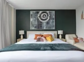 Sunny Isles Condo King Bed Pool Gym Beach