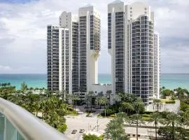 1-Bedroom Apartment with Ocean View and Balcony near Sunny Isles Beach