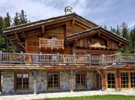 Stunning chalet of 500 sqm, hotel v destinaci Aminona