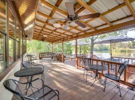 Waterfront Texarkana Cabin Tranquil Acreage, hotel in Whatley