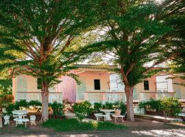 บ้านพักหน้าหาดชะอำใต้, ξενοδοχείο σε Ban Sahakham