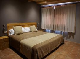 Can Barnosell - Els Masos d'en Coll, hotel in Llaviá