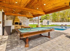 Family Retreat hot tub Firepit Beach nearby, hotel en Barnstable
