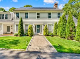 Family Escape Luxury Retreat with Heated Pool&Firepit, hotel i Barnstable