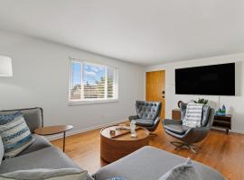 Modern Bellevue Retreat Near Stadiums & Downtown, Hotel in Bellevue