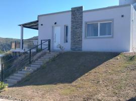 Cabañas Altos del Cerro Potrero de los Funes con vistas a las Sierras، فندق في بوتريرو دي لوس فونيس