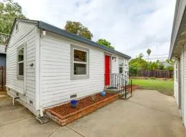 Sacramento Suite with Yard Dine, Shop and Explore!