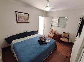 Casa Completa com Cama Super King SIze ao lado do Metrô, hotel in Sao Paulo