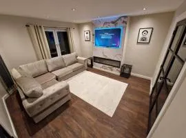 Edinburgh West Luxury 5 Bedroom Home