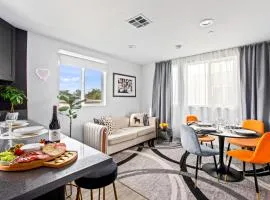 Spacious Luxury Villas in the heart of LA! Free parking and Jacuzzi