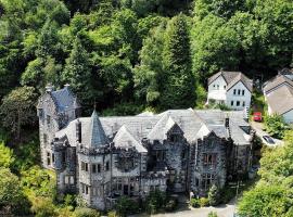 A Baronial Hall apartment - great views of Loch Fyne, hotel in Erines