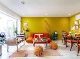 Inviting 2BR Bungalow near iconic Alexandra Place, hotel in London