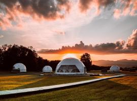 Glamping Resort, παραθεριστική κατοικία σε Dolný Kamenec