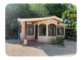 Oceana Breeze Perfect Getaway steps from the beach，位于萨玛拉的酒店