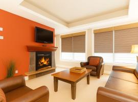 Mountain Bliss Spacious 2BR with Pool and Hot Tub โรงแรมในแคนมอร์