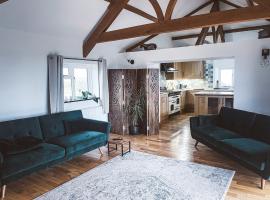 The Retreat Cornwall holiday home with wood fired hot tub โรงแรมในCrowan