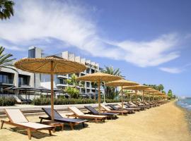 Mercure Larnaca Beach Resort, hotel with hot tubs in Larnaka