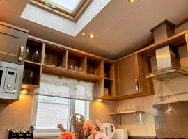 2Bedroom Comfy & Cosy family loving Home, hotel di Chichester