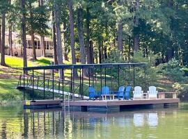 Tall Pines Retreat, Dogs OK, 15 miles to LakePoint, hotel in Woodstock