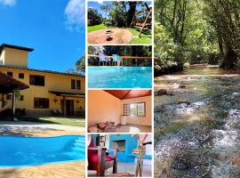PISCINA AQUECIDA, 5 SUÍTES, trilha privativa até o riacho, Wi-fi, estacionamento, ampla área externa cercada de natureza exuberante - 200m do vilarejo, hotel en Nova Lima