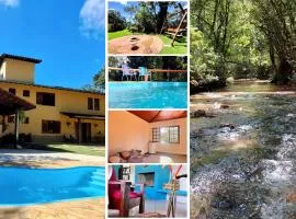 PISCINA AQUECIDA, 5 SUÍTES, trilha privativa até o riacho, Wi-fi, estacionamento, ampla área externa cercada de natureza exuberante - 200m do vilarejo