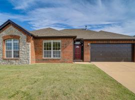 Walk to Park and Pool, Broken Arrow Family Escape!, hotel a Fair Oaks