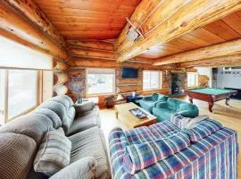 Mountain Basecamp Hot Tub plus Pool Table