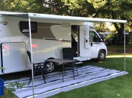 Caravan Tiny House Base Camp Granada Camping, khách sạn ở Dúrcal