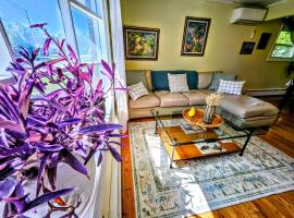 3 Bedroom 2 Bath, 120 protector, 600MB WIFI, hotel in Albany