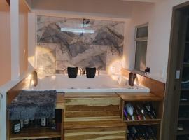 Penthouse with Jacuzzi in Guarne, hotel in Guarne