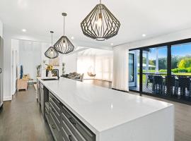 Homestead on Fennell - Fresh Eggs, Farm & BBQ Fun, hotel in Toronto