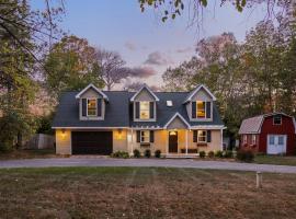 Lakefront Retreat, Mins to Dtown, Firepit, Hot Tub, Pet friendly!, hotel a Charlevoix