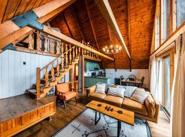 Nine Sides Lodge- Cozy A-Frame makes base camp for ADK Adventures, ξενοδοχείο σε Jay
