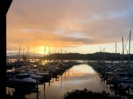 Luxury Waterfront Marina Apartment - Bay of Islands, New Zealand, hotel in Opua