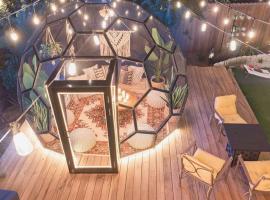 Elegant Retreat- Sleep 10-Boho Dome Lounge-Hot Tub-Games-Golf-Serene Getaway, hotel in Sacramento