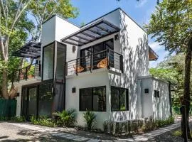 Luxury villa walking distance to Playa Grande