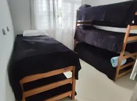 Cama Quarto Black hostel Pousada Tijucas Lua Encantada