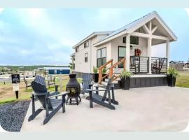 Moonlight Views #54 Tiny home Firefly Resort Pool Playground Firepit, hotell sihtkohas Fredericksburg