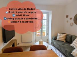 Le Terra Redon - T2 tout équipé avec balcon, local vélo et gare à 6 minutes à pied, hotel in Redon