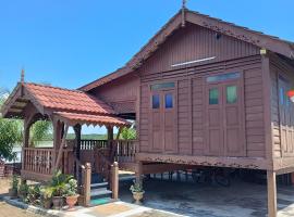 Rumah Kayu Homestay, hotel v destinaci Bedung